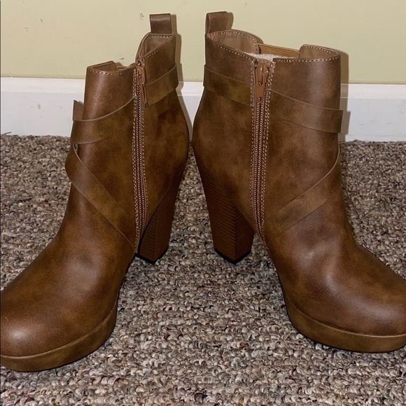 Womens New Dominique Nicole Brown Ankle Heeled Booties - Picture 2 of 7
